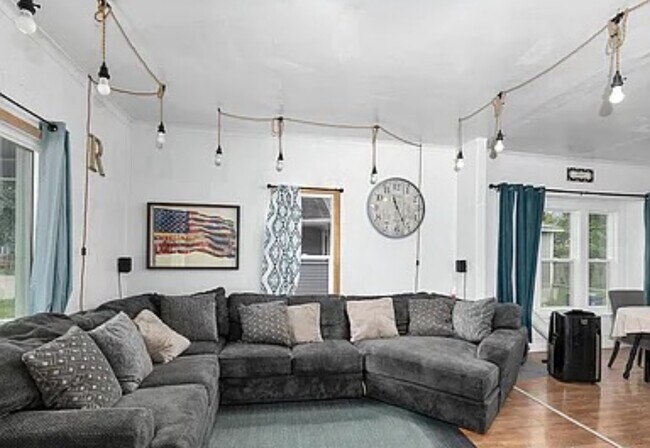 Building Photo - 1318 Division St