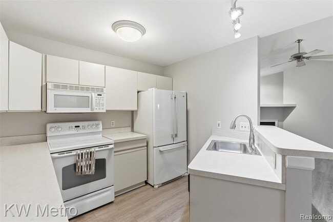 Building Photo - 1563 N Bywood Ave