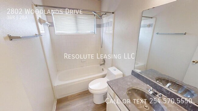 Building Photo - 2802 Woodlands Dr