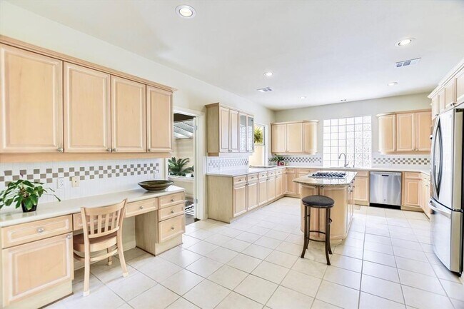 Building Photo - 4545 Golf Vista Dr