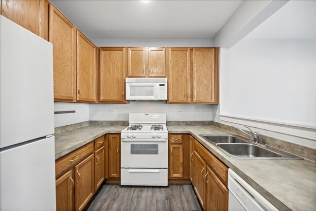 Building Photo - Two Story Townhome with Two Master Suites