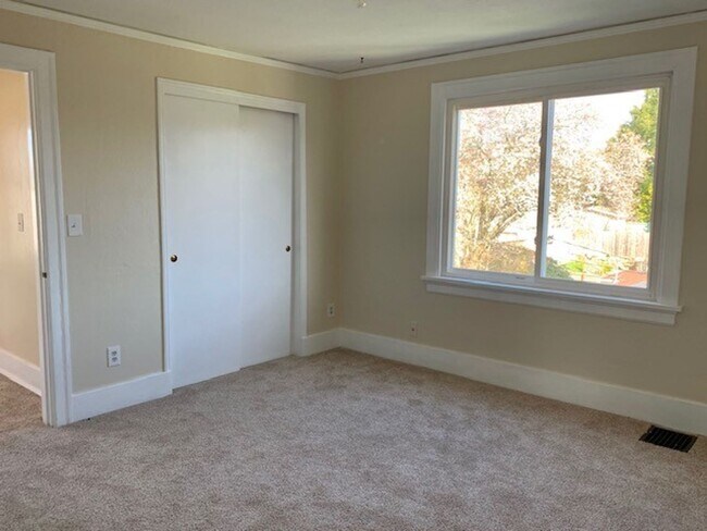 Building Photo - Remodeled 3 Bedroom Home-Duplex in Loyal Heights READY FOR MOVE IN NOW at $3875!