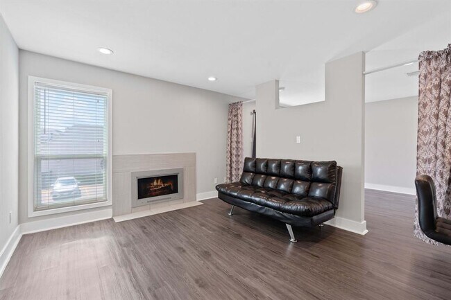 Building Photo - 935 La Posada Dr