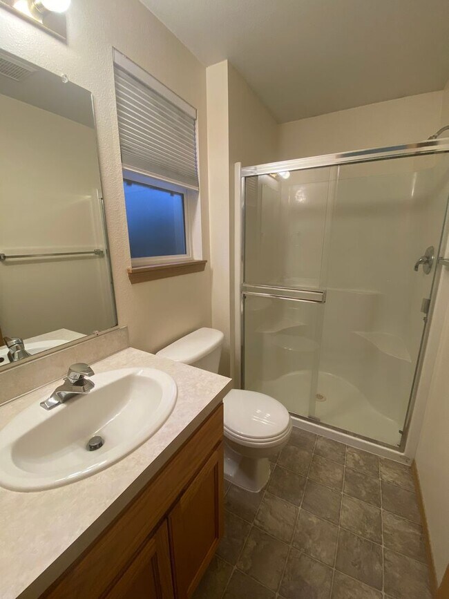 Building Photo - Comfortable 3 Bedroom Home in Hickory Hills