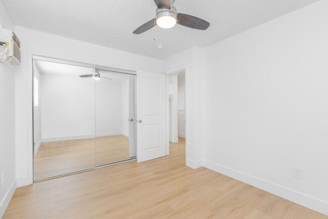 Building Photo - 524 W 2nd St