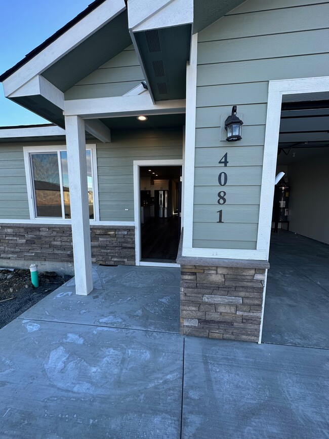 front entryway - 4081 Quinn Dr NE