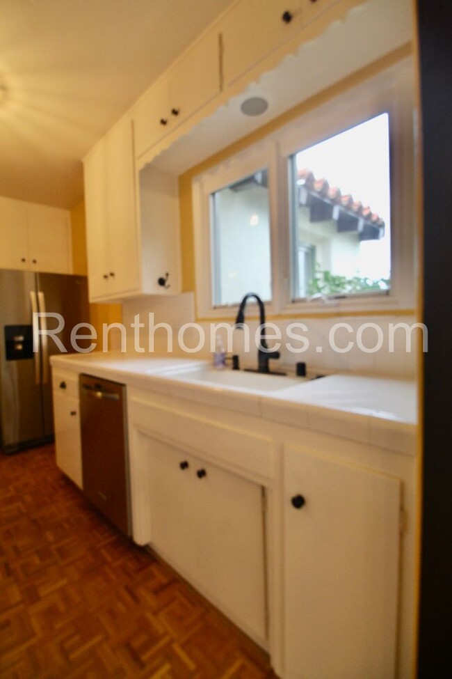 Building Photo - 2244 Plum St