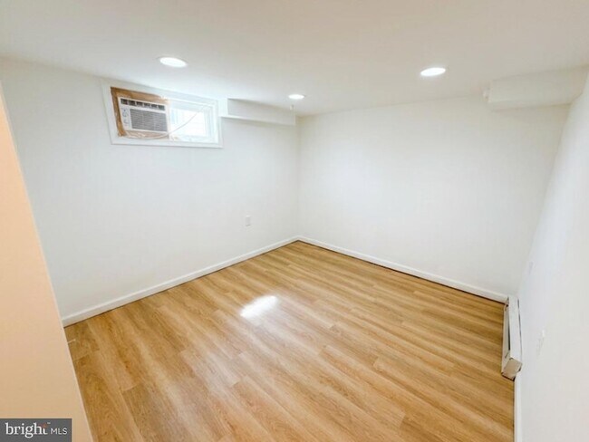 Building Photo - 209 4th Ave