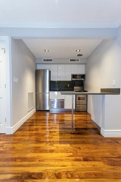 Primary Photo - 350 W 21st St