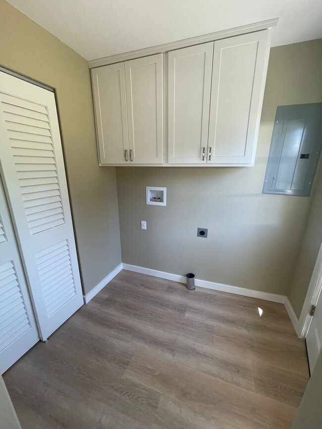 Building Photo - Fully Remodeled Home on Large Lot!