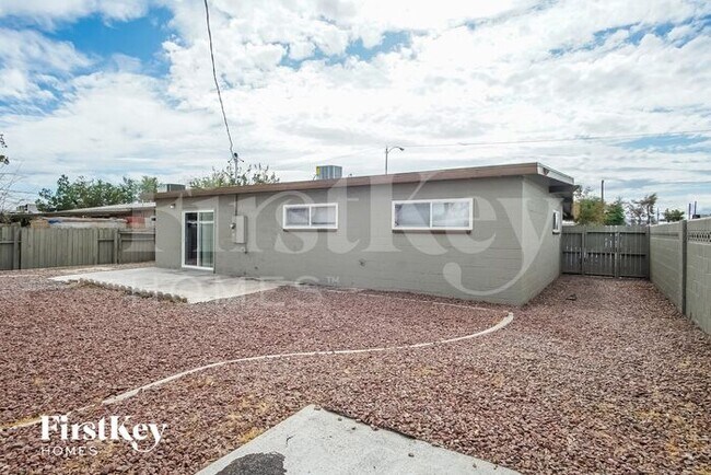Building Photo - 5060 E Newton Dr