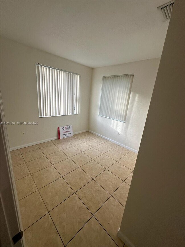 Building Photo - 2505 SE 14th Ave