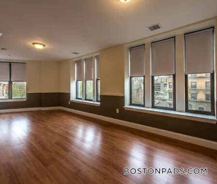 Building Photo - 1126 Boylston St