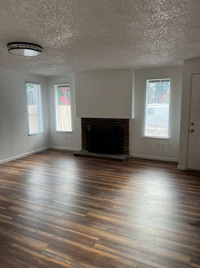 Building Photo - 2394 Lodgepole Dr SE
