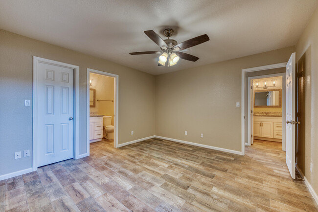 Building Photo - 520 W Tonopah Dr