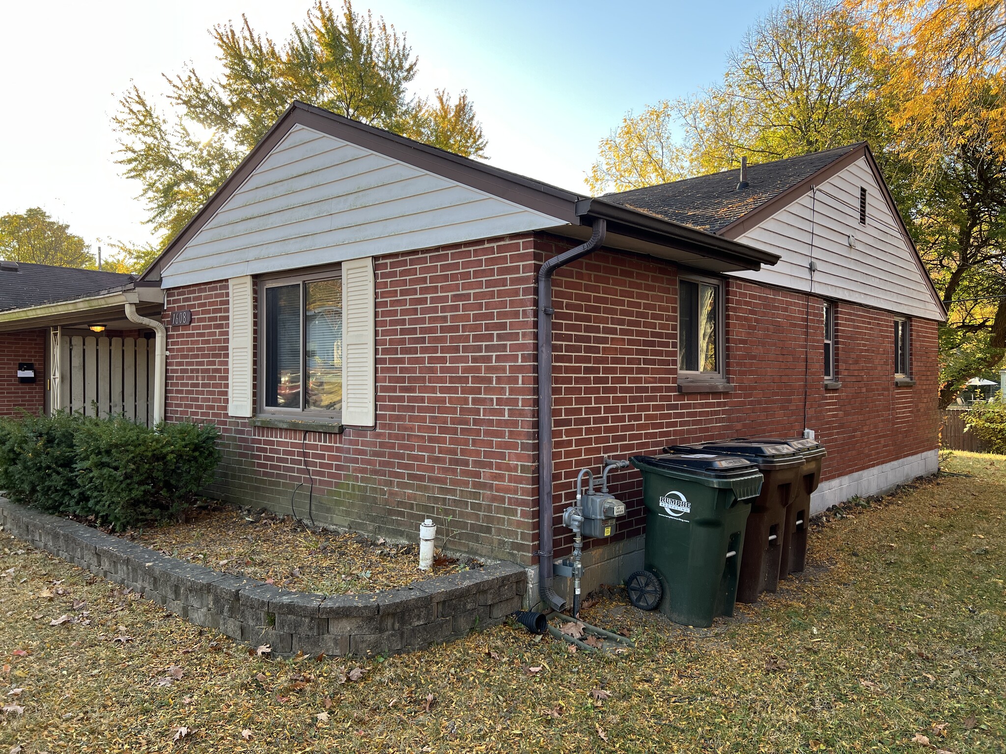 Side - 1608 Briedweng Ave