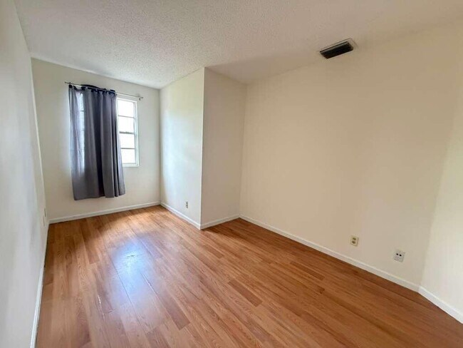 Building Photo - 13986 Morning Glory Dr
