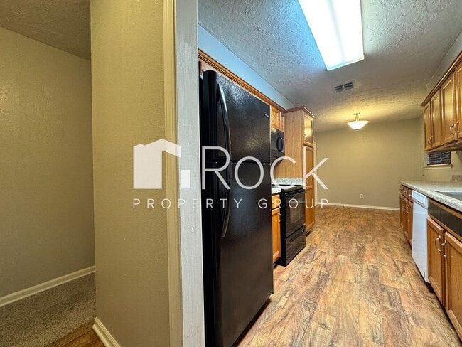 Building Photo - 3 Bedroom Home with Brand New Carpet *1/2 ...