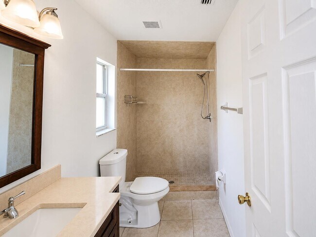 Building Photo - 405 Island View Cir