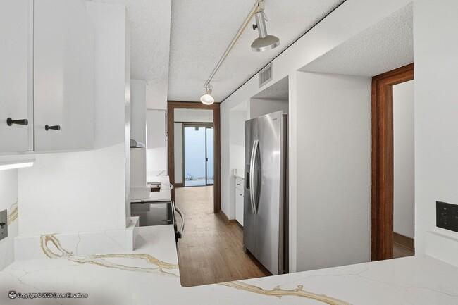 Building Photo - DOWNTOWN ~ Luxury Gene Leedy Townhouse ~ with Community Pool