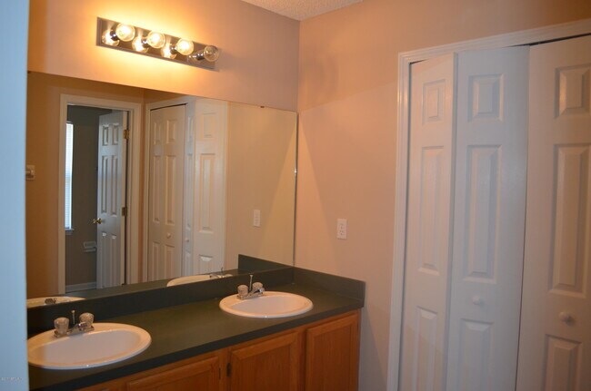 Building Photo - 4304 Hanging Moss Dr