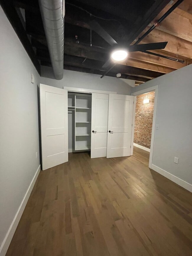 Building Photo - 1 Bedroom 1 Bath Apartment - Downtown Utic...