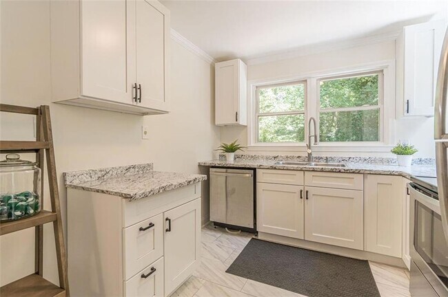 Building Photo - 1226 Thomas Rd