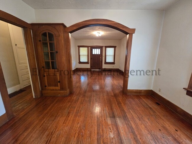 Building Photo - 615 S Volutsia Ave