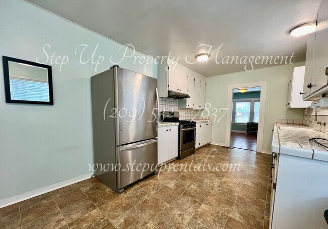 Building Photo - Cozy Downtown 2 Bedroom Bungalow in the Heart of Sonora!