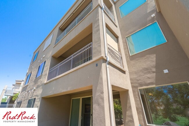 Building Photo - Remarkable 3 Bedroom Condo Next to Sunbroo...