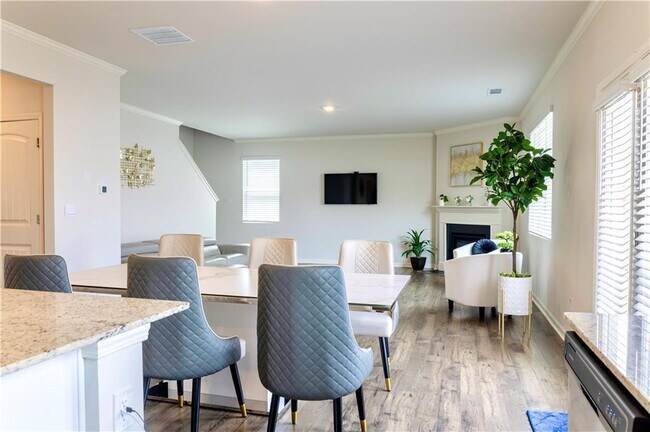 Building Photo - 325 Fernbrook Trl