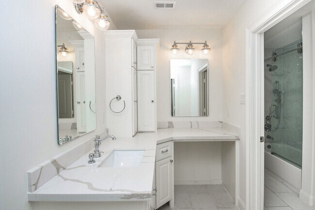 Building Photo - 422 Mignon Ln