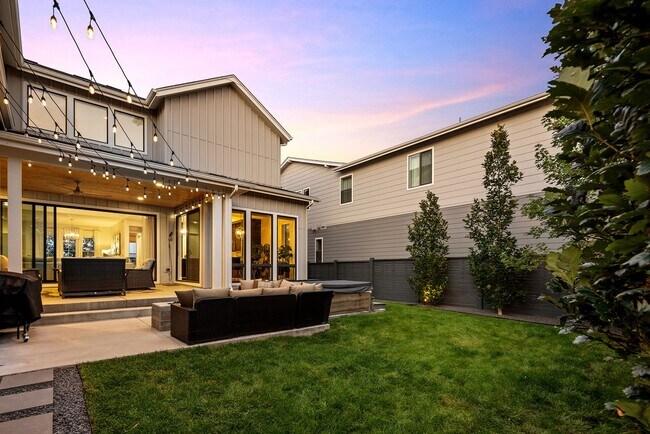 Building Photo - 6 Bedroom 5.5 Bathroom Single Family Home ...