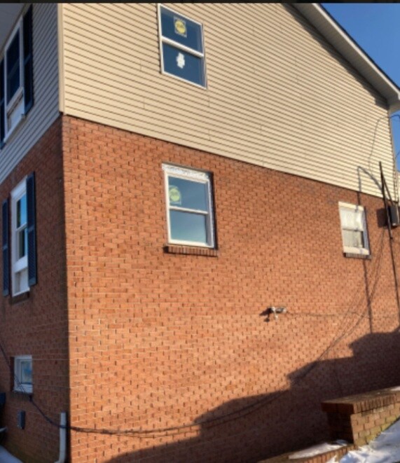 Building Photo - 1050 Stonybridge or Stoneybridge Dr