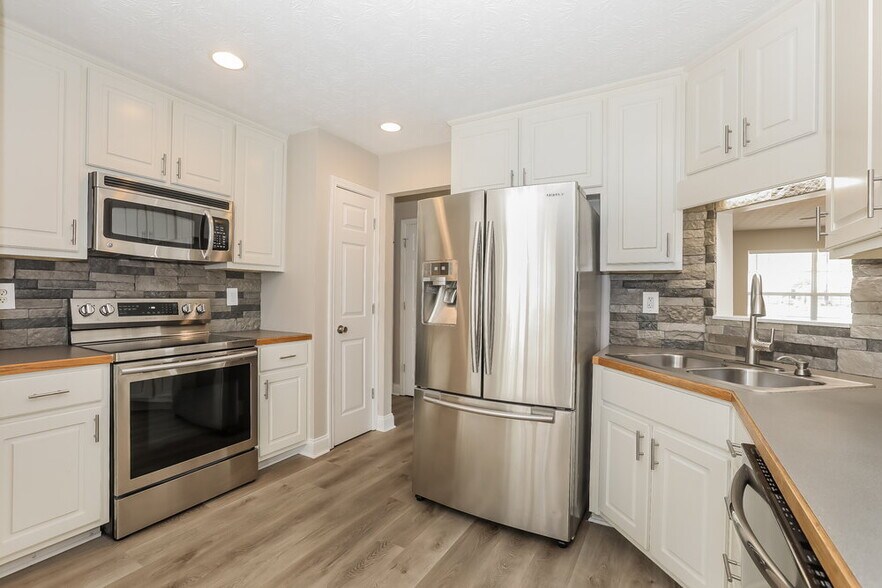 Building Photo - 459 Clearwater Way