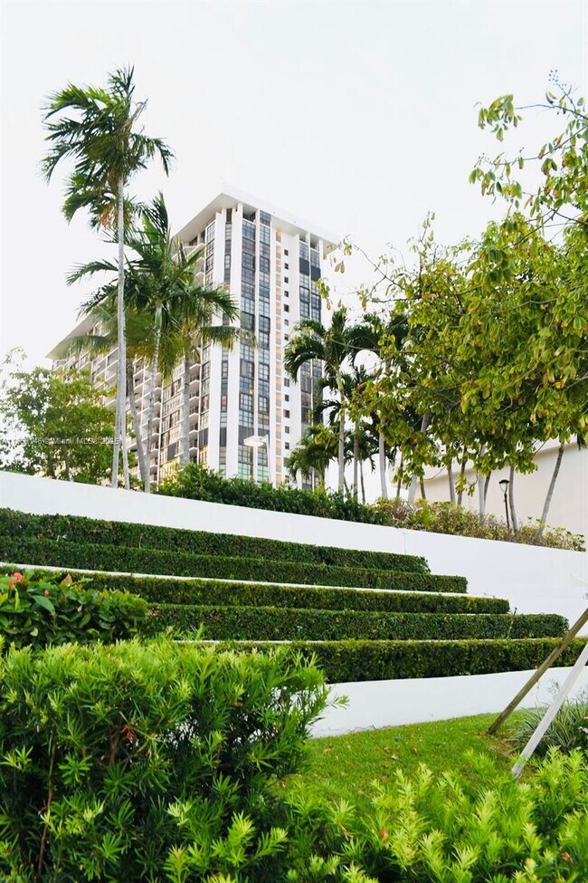 Building Photo - 1901 Brickell Ave