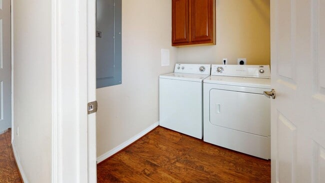 Building Photo - Lakeridge Townhomes #704