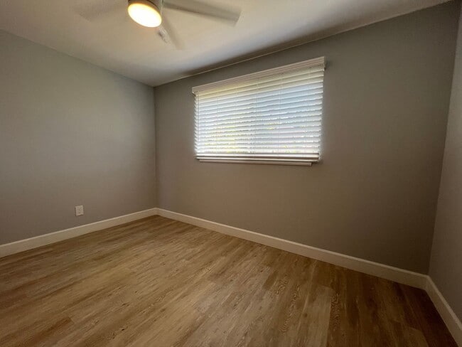 Building Photo - 2 Bed 1 Bath, 1 Car garage and W/D Hookups!