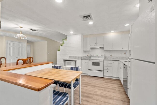 Building Photo - 14 Corrine Dr