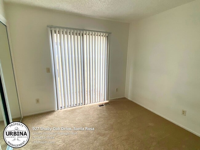 Building Photo - Cute End Unit in Desirable Complex