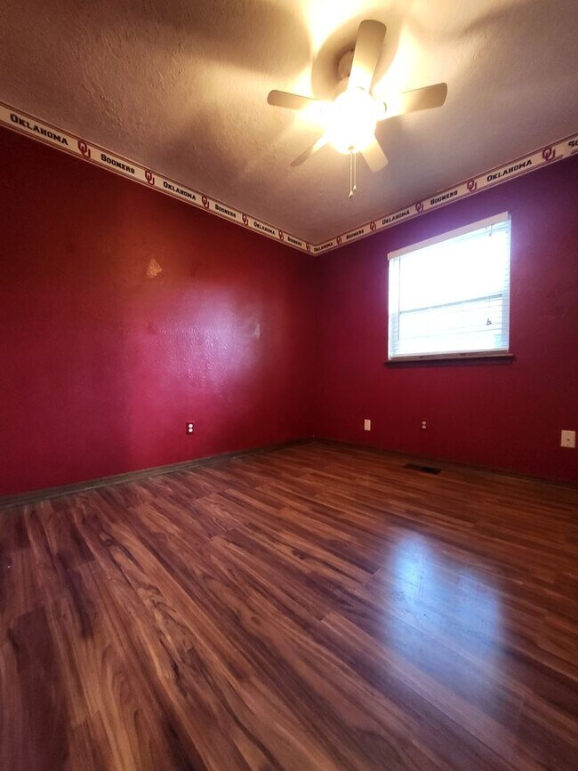Building Photo - (4) Bed/(2) Bath + (2) Living Areas Avail ...