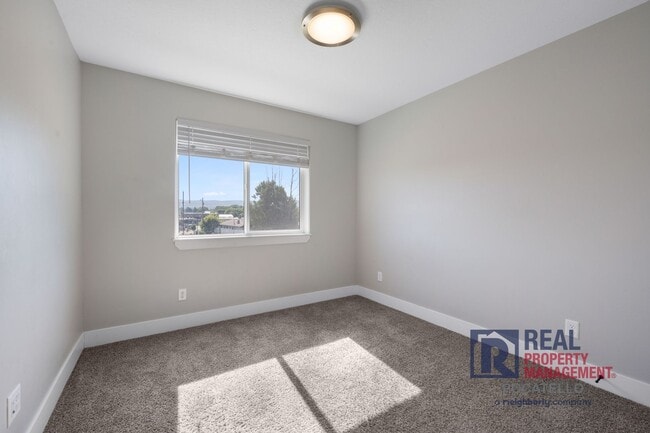 Building Photo - 3 Bedroom 2.5 Bathroom Town Home - 1 Car Garage - dog negotiable