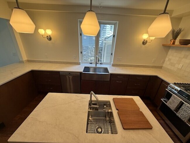 Building Photo - *DREAM LOCATION* 6BR Completely Renovated Duplex