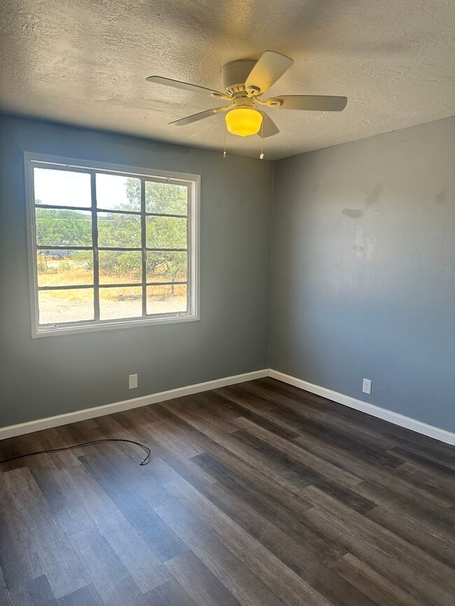 Building Photo - Hildreth-7150