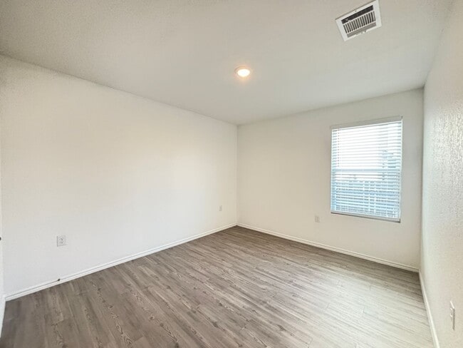Building Photo - Almost New 3/2 in Thea Meadows
