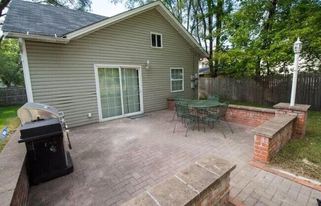 Building Photo - Fully Furnished 3 bed 2 bath home near Notre Dame