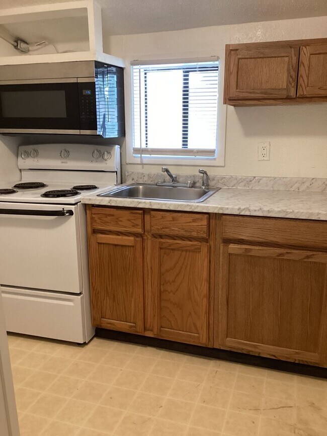 Building Photo - Newly Renovated 2 Bedroom, 1 bath! Located in Portales! Water Included!