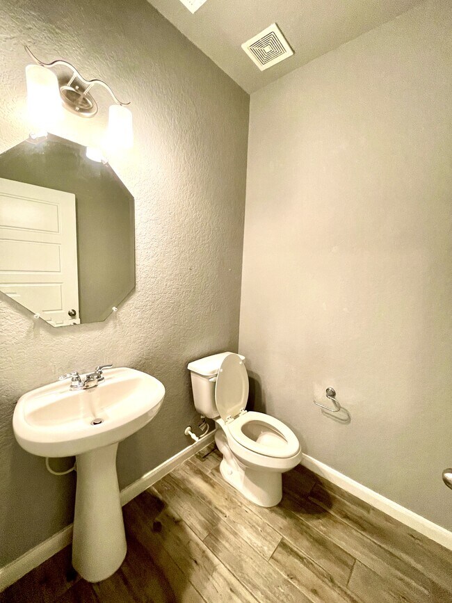Building Photo - 15306 Comanche Grv