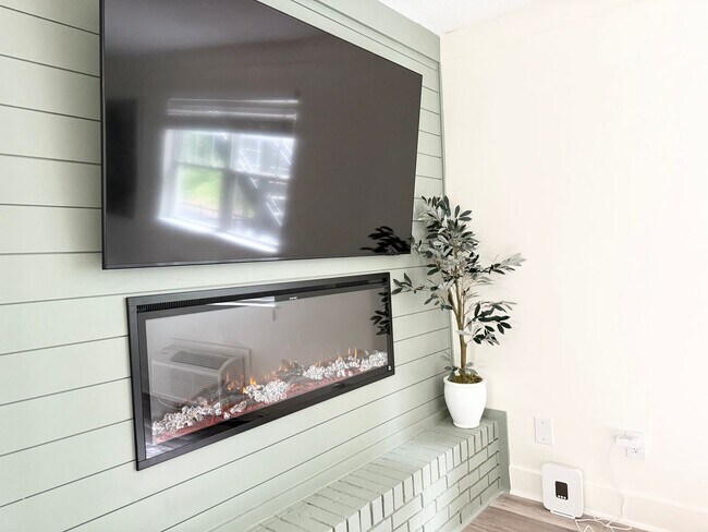 Building Photo - Furnished 1BR Studio w/ Fireplace & Deck – Prime Location!