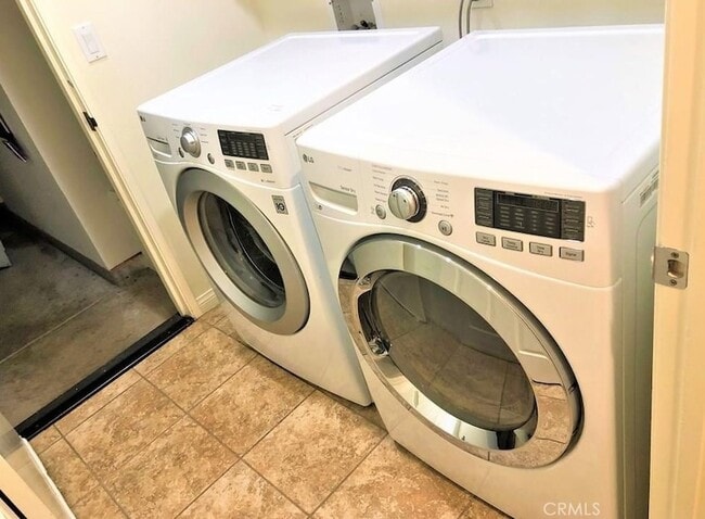 Building Photo - 243 Dewdrop